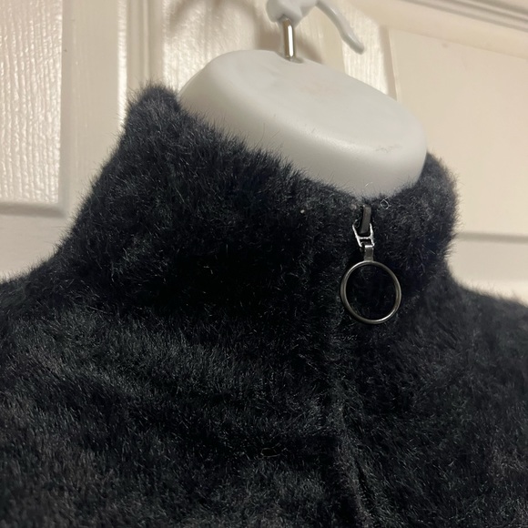 KAMEO Vintage Black Fuzzy Cropped Zip Jacket - Picture 6 of 10